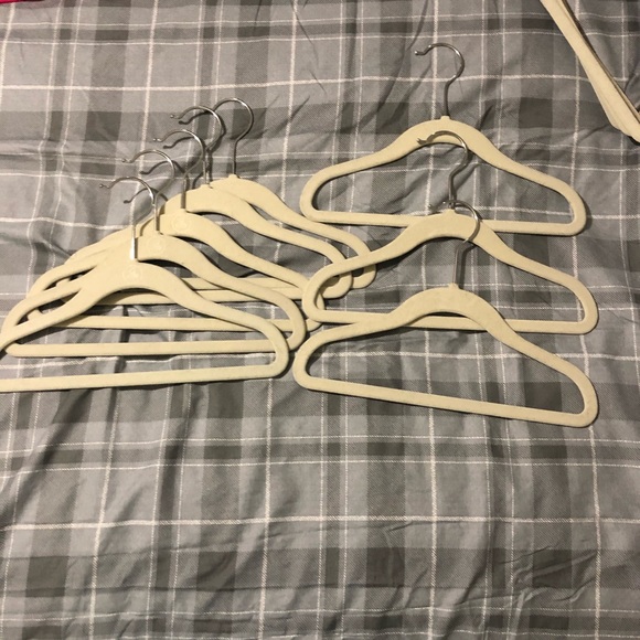 Pack of 8 cream/white kid hangers velvet material - Picture 1 of 8